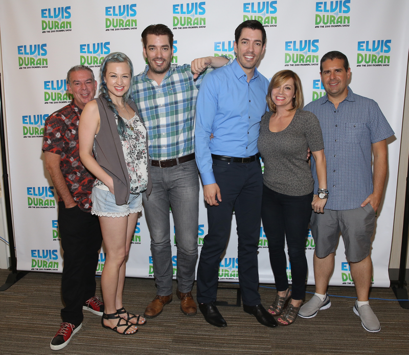 Illustration for article titled Photos of the Property Brothers Posing
